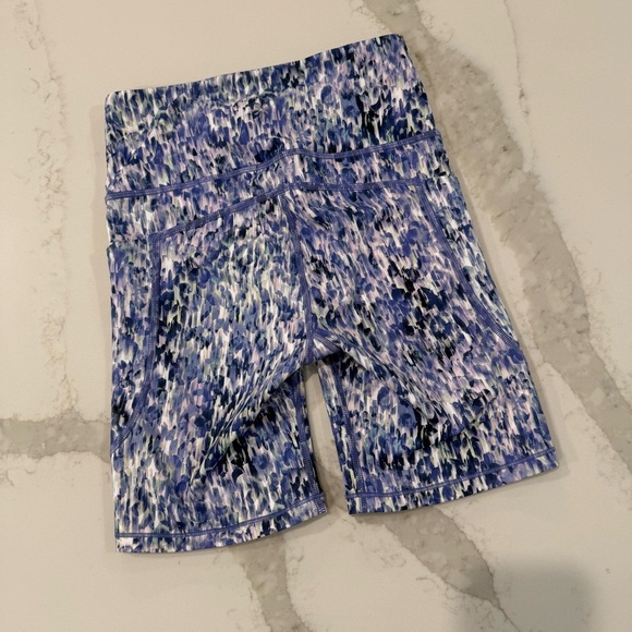 Athleta Ultimate Stash 7” Bike Shorts Women’s XS Flare Abstract Blue Activewear - Picture 5 of 7
